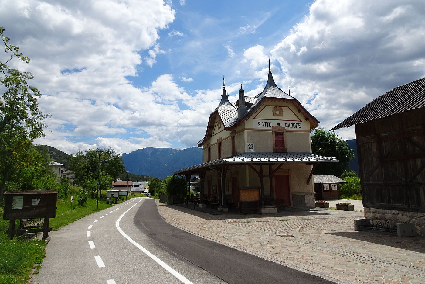 Radweg, Bahnhof, Himmel mit Wolken