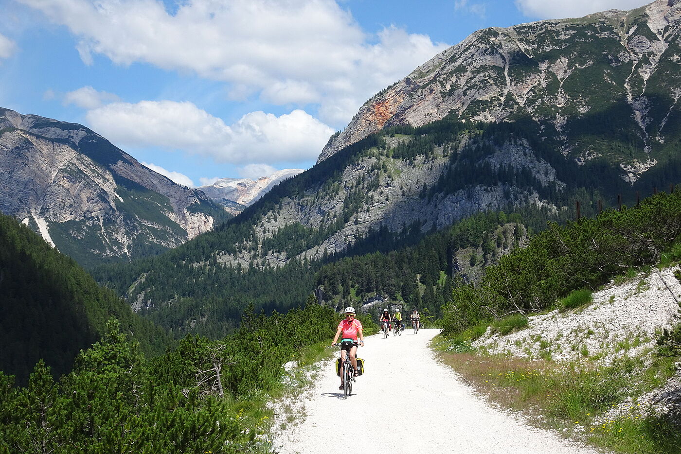 Radweg, Berge im Hintergrund