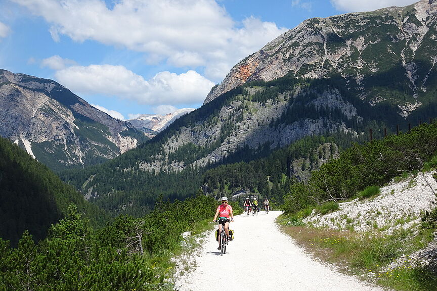 Auf der alten Bahnstrecke Richtung Cortina d'Ampezzo Radweg, Berge im Hintergrund