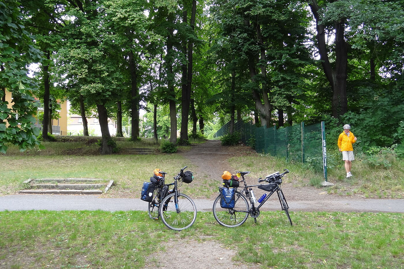 bepackte Fahrräder am Wegesrand