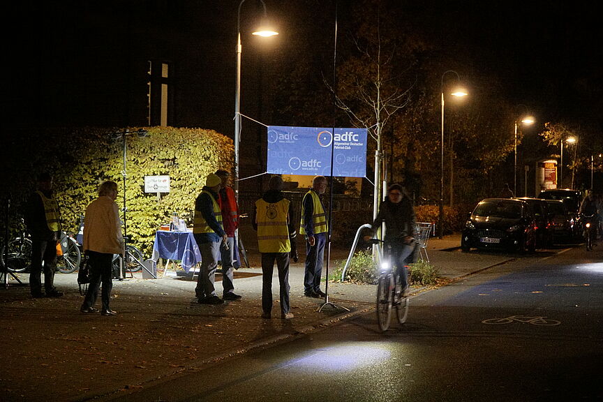 Lichtaktion_7314 Menschen in Warnwesten bei Dunkelheit