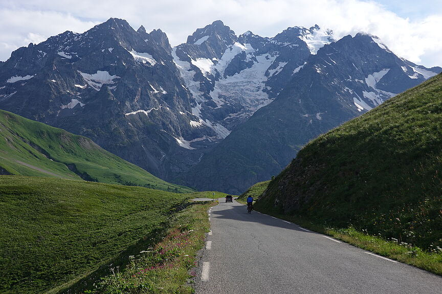Abfahrt vom Col du Galibier, Massiv des Écrins Abfahrt vom Col du Galibier, Massiv des Écrins