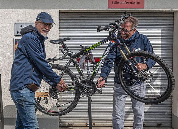 Aktive der Fahrradselbsthilfewerkstatt bei der Arbeit