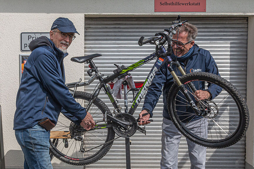 Fahrradselbsthilfewerkstatt Aktive der Fahrradselbsthilfewerkstatt bei der Arbeit