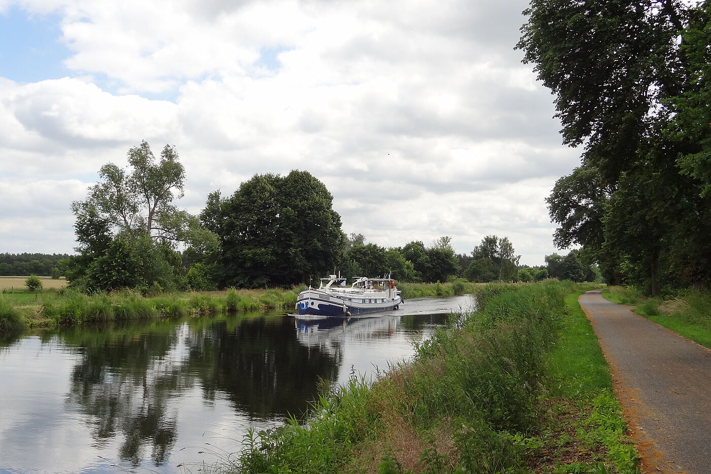 Radweg neben Kanal
