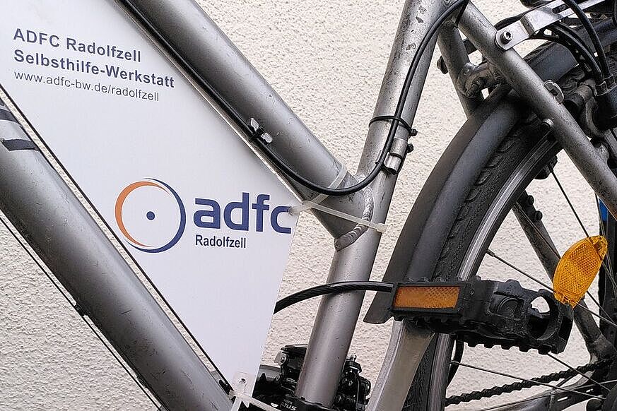 Ausschnitt mit Schild und Pedale