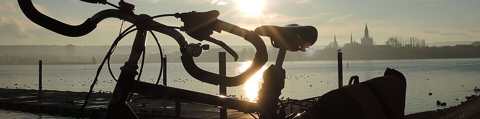 Konstanz Fahrrad vor dem Konstanzer Trichter mit Konstanzer Stadtsilhouette