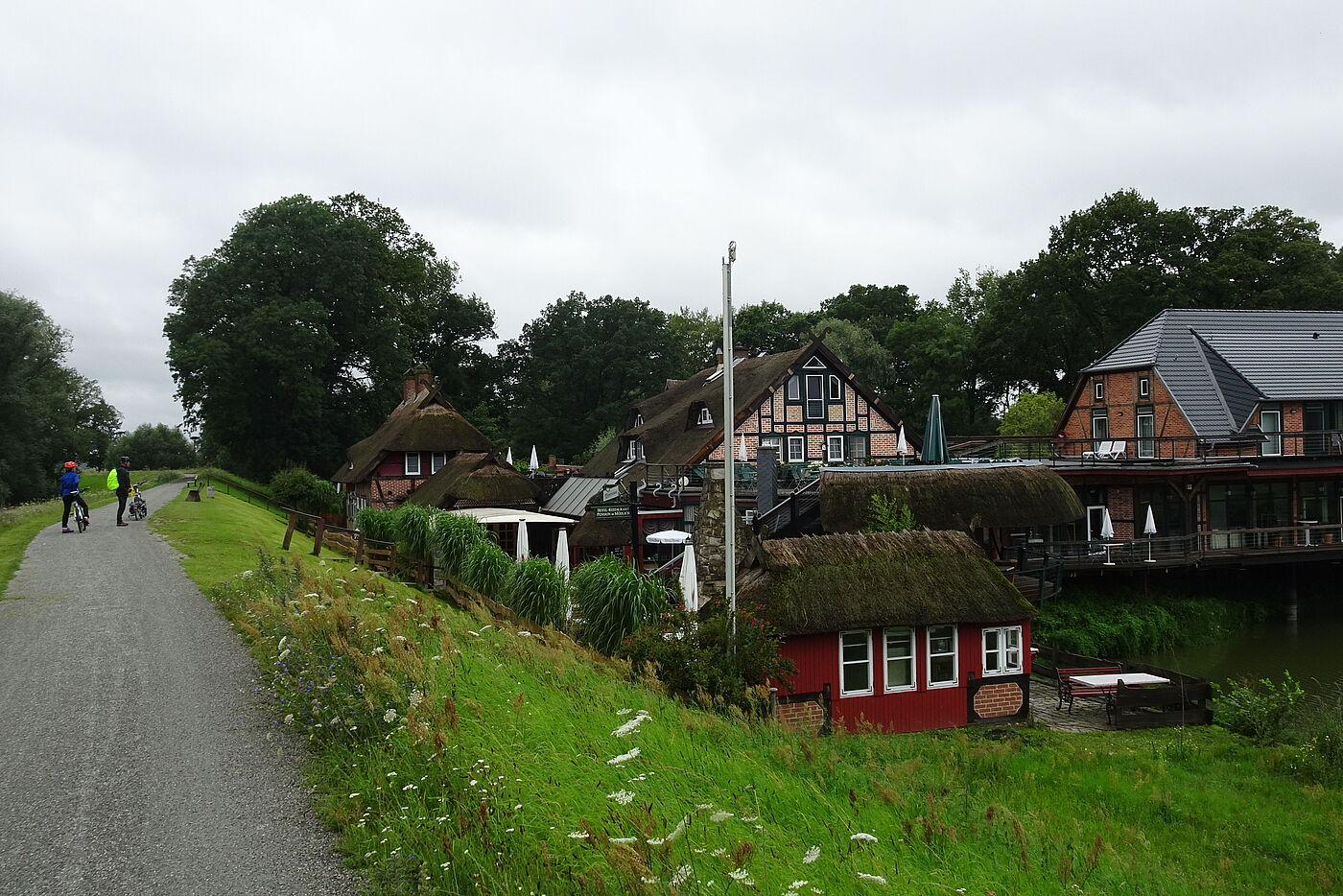 Reetgedeckte Häuser am Deich
