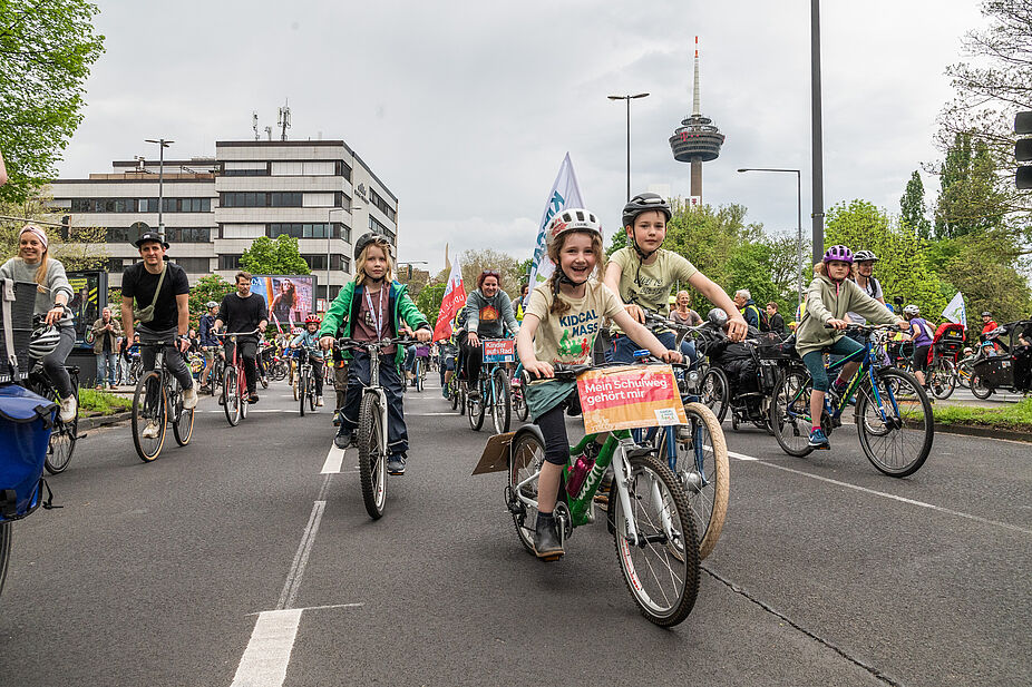 Kinder fordern bei der Kidical Mass: "Mein Schulweg gehört mir".
