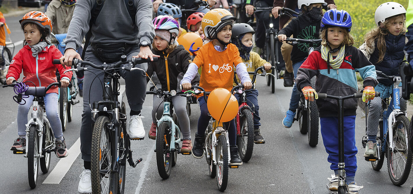 Kidical Mass: Kinder und ihre Eltern fordern sichere Straßen für alle. Kidical Mass: Kinder und ihre Eltern fordern sichere Straßen für alle.